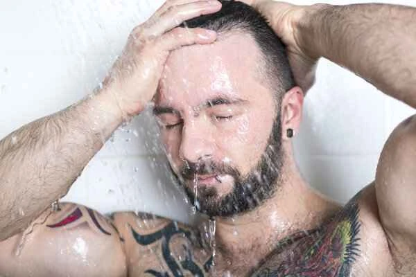 Does showering cause dandruff?