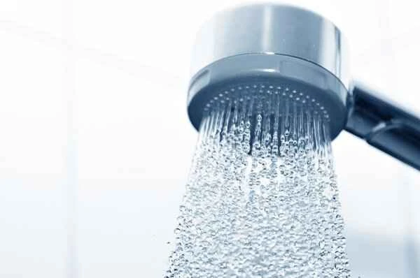 Does showering cause dandruff?