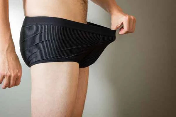 Can scrotal dampness cause tinea cruris?