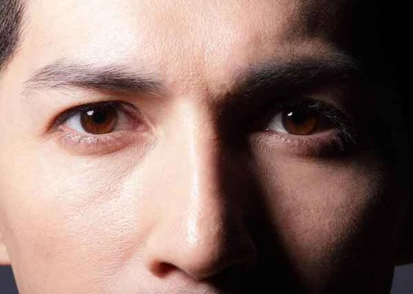 Can moles near the eyes be removed?